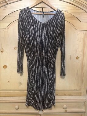 Black & White Patterned V-Neck Long-Sleeve Women's Dress